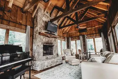 Image de Luxe Mtn Retreat – 3 King Suites, River Access, Hot Tub
