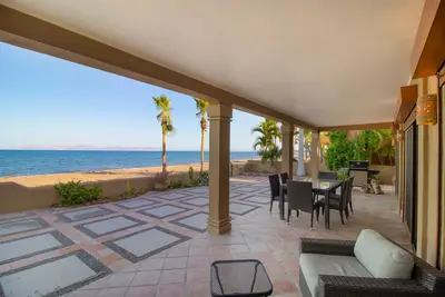 Rare Beachfront Steps to Sand\/Paddleboards and Bikes