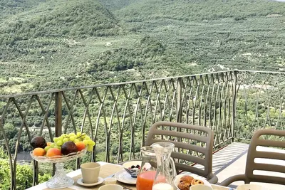 Image de Relaxation between the Ligurian hills and the sea Cinit008019b5mndcyll8
