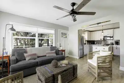 Image de The Lucky One historic Avila Beach cottage just steps from beach & downtown
