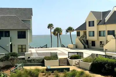 Image de Oceanview, steps from Beach, Pool, Golf course & Restaurant, super clean!