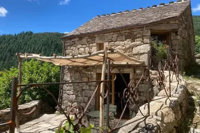 Image de La Clède dans le hameau du Pouget : nid douillet en zone coeur du parc