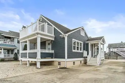 Image de Spacious home on an over-sized lot close to the beach.