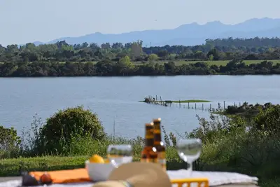 Image de T2, Pleine Nature, bord de lac, grand jardin, Plages à 7 km, Climatisation, WiFi