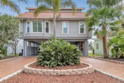 Image de Newly-Renovated, Waterfront House, Deck, Pool, Dock. . . Easy Walk to the Beach