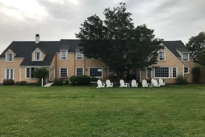 Image de Sconset vintage mansion On bluff- direct to beach \nSteps to village + more beach