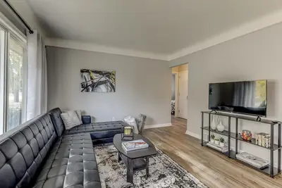 Image de Comfortable Two Bedroom Remodel Near Everything