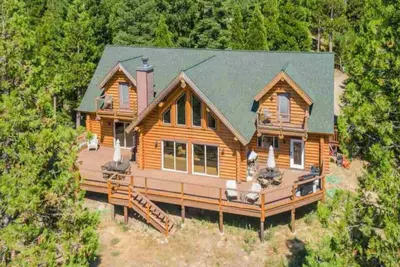 Image de Luxurious & spacious log cabin rental. Family friendly. Lots of amenities.