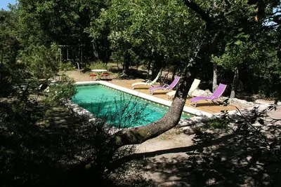 Image de Mas provençal en pleine nature avec piscine