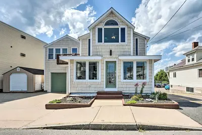 Image de Sun-Soaked Coastal Cottage w/ Deck + Walk to Beach