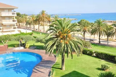 Apartment on the beachfront, with pool, terrace and parking.