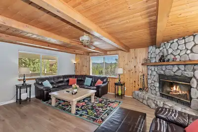 Image de Village Views by Destination Big Bear : Gorgeous Abode a Short Walk from the Lake w/ a Cozy Wood Fireplace & Jetted Tub!