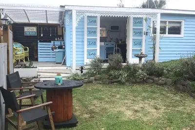 Image de Cosy Cute Beach Cottage - 1 minute to the Beach - Wi-Fi