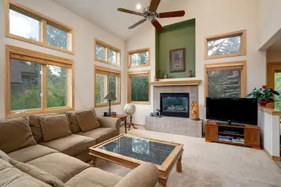Image de Spacious 5br Townhome | Private Hot Tub | 2 Living Areas | 2-Car Garage!