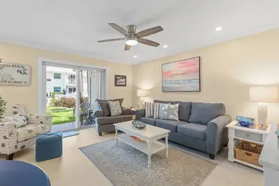 Image de Coastal Getaway for Five Just Steps from Pool and Non-Driving Beach