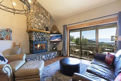 Image de Incredible views and even better ski access! Newly remodeled ski condo
