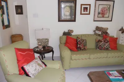 Image de Comfortable & spacious one bed westcoast apartment, near shops, beach and pool.
