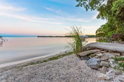 Image de Scenic Lake Winnebago, Hot Tub, Tiki Bar, camp fire, fishing, and more!