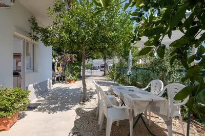 A1 - apt near beach with patio, parking and grill