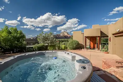 Image de Experience luxury at Sedona Jewel, a spacious 3br home with panoramic red rock views.