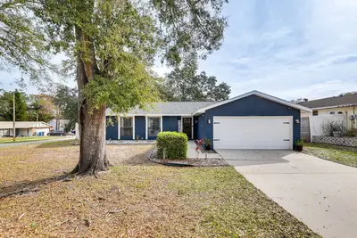 Image de 14 Mi to Dwtn Tampa Bay: Brandon Home w\/ Fire Pit!