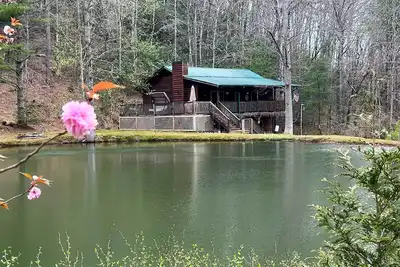 Image de Mountain Getaway w\/ Pond, Grill, & 2 Fire Pits!