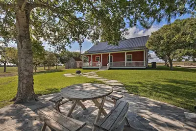 Image de Peaceful Schulenburg Farmhouse w/ Fire Pit & Grill