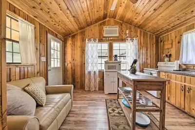 Image de Couples Cabin w/ Luxury Deck, 1 Mi to Canyon Lake!