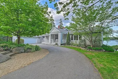 Image de Lovely Waterfront Owls Head Home w\/ Own Beach