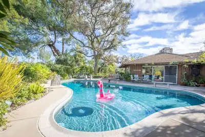 Image de Maison sereine avec jardins, étang et piscine sur plus de 3 acres