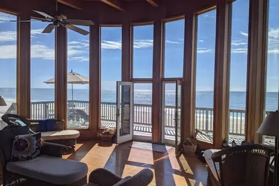 Image de Relaxing Oceanfront Retreat W\/ Jacuzzi And Private Steps To Beach