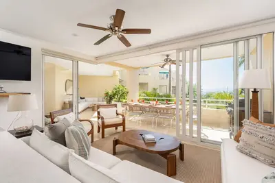 Image de Luxury Beachfront Designer Home.