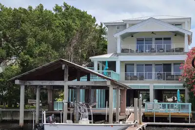 Image de 4level 6br6b Riverfrnt hse, w\/elevator, sleeps 25;boat dock, hot tub, golfCartLimo