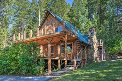 Image de Alpine Adventures: Cozy Log Cabin w\/ Deck & Views!