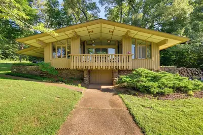 Image de Tranquil Mid-Century Modern Cottage w/ Forest View