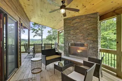 Image de Creekside Cabin w/ Hot Tub, Mtn Views & More!