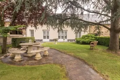 Image de Maison familiale avec piscine, grand jardin clos et équipements de loisirs