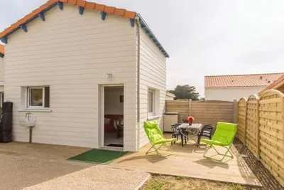 Image de Maison mitoyenne cosy à 200m de la mer avec terrasse, wifi et équipements bébé