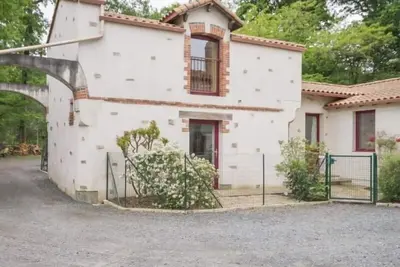 Image de Gîte familial en forêt avec jardin clos, à 15 km de Nantes, équipements complets pour un séjour idéal