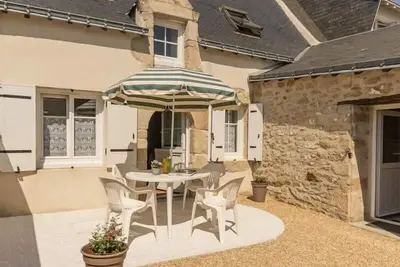 Image de Maison rénovée typique, calme, proche mer, 2 cours fermées, cheminée et équipements pour enfants.