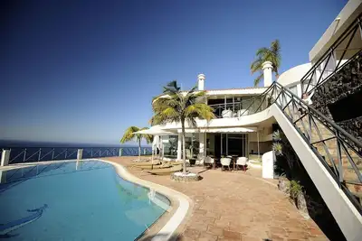 Image de Villa de luxe Bahía avec piscine à débordement, vue panoramique, sauna et espace de remise en forme