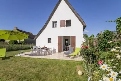 Image de Chaumière Typique en Brière avec Cheminée, WiFi, et Terrasse - Idéal Familles