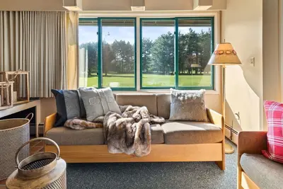 Image de 2 bedroom + Loft end unit, gas fireplace overlooking golf course, walk to town