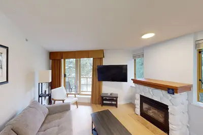 Image de Renovated 3rd-floor condo with fireplace, pool, hot tubs & gym - walk to lifts