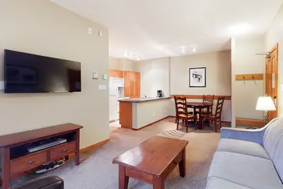 Image de Whistler suite with fireplace, pool, hot tubs, saunas & gym - walk to lifts