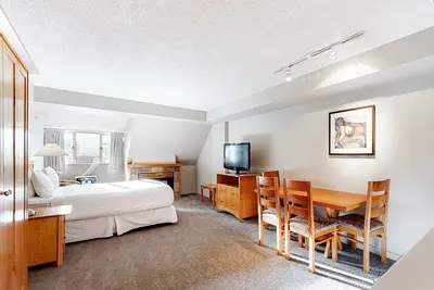 Image de 5th-Floor Studio with Jetted Tub, Fireplace, & Fitness Center - walk to lifts