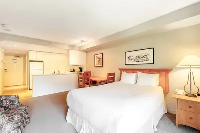 Image de Perfect 4th-floor mountain studio with gym, jetted tub, fireplace, full kitchen