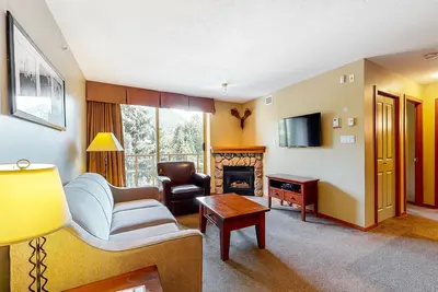 Image de Third-floor condo with fireplace, pool, hot tubs & gym - walk to lifts/Village