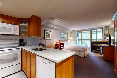 Image de Comfortable mountain studio with gym, nearby golf, & fireplace - ski access