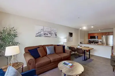 Image de Condo within walking distance of the lifts - fireplace and gym